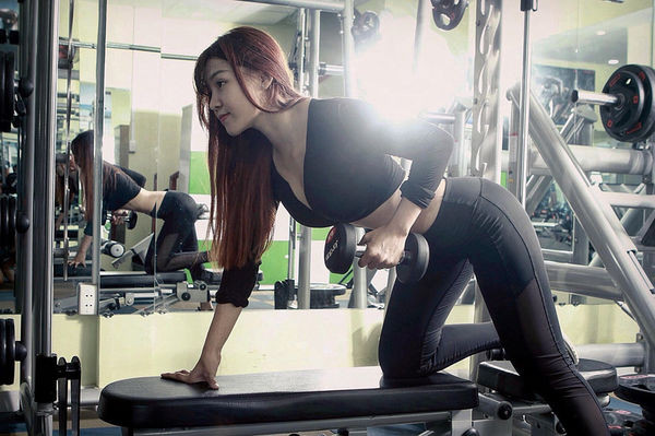 Yến Xuân. Dù chưa hề công khai chuyện tình cảm nhưng Bùi Thị Yến Xuân (sinh năm 1994, huấn luyện viên thể hình tại TP. Hồ Chí Minh) - bạn gái tin đồn của thủ môn Đặng Văn Lâm vẫn nhận được rất nhiều sự quan tâm nhờ việc sở hữu body hấp dẫn, săn chắc và mảnh mai.