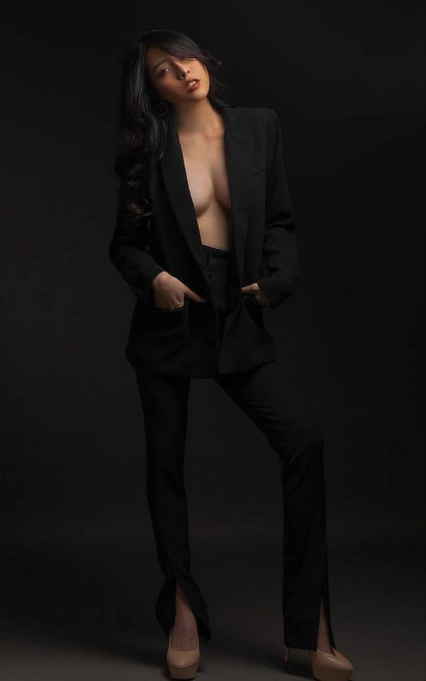 Sở hữu vẻ đẹp ngọt ngào và mong manh nhưng body nóng bỏng của Trần Bích Hạnh lại là điều 'không thể đùa được'. Với thân hình đúng chuẩn đồng hồ cát, vẻ quyến rũ của cô nàng cũng khiến phái đẹp phải xiêu lòng.