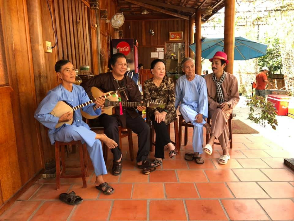 Quanh nhà dừa là khuôn viên xanh mát, với những hàng dừa, hồ cá, vườn hoa lan. Cocohome không chỉ là nơi ở, sinh hoạt, thờ tự, gia đình còn muốn giới thiệu đến mọi người giá trị to lớn của cây dừa.