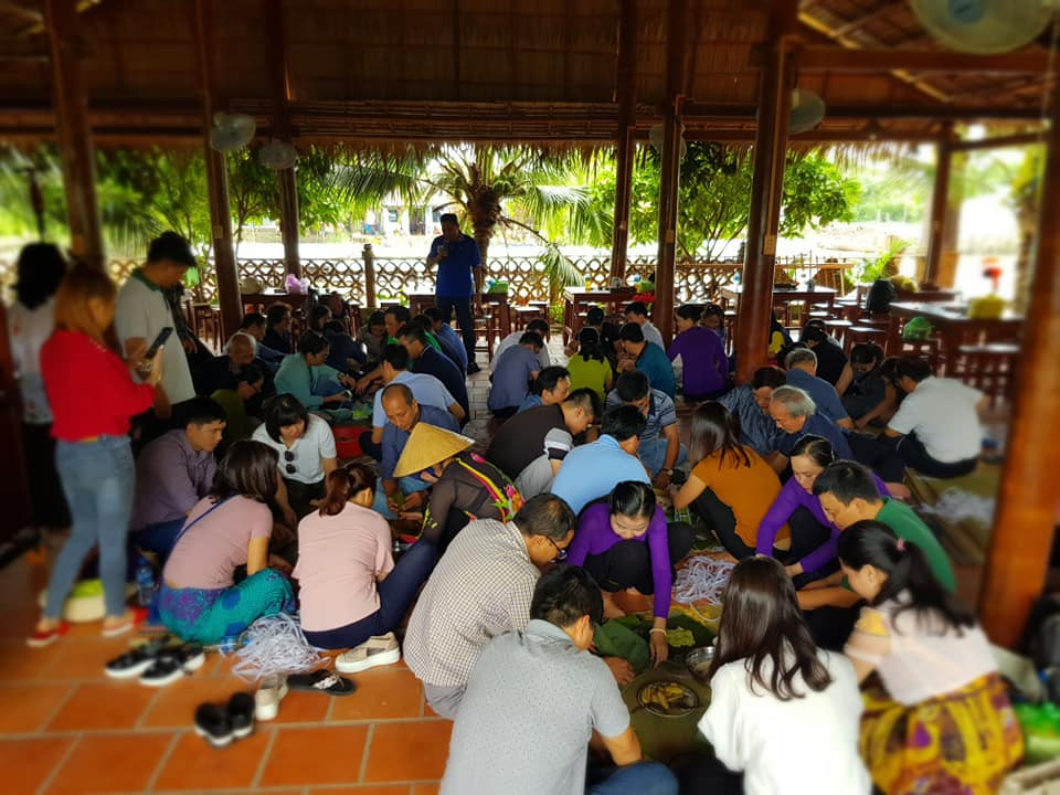 Du khách tới đây có thể tham gia nhiều hoạt đậm nét Nam bộ như giao lưu Đờn ca tài tử, thưởng thức các món ăn đặc sắc thôn quê, trải nghiệm làm bánh, tát mương bắt cá, làm cốm nổ… Vé tham quan cho khách không ở qua đêm là 20.000 đồng cho một người.