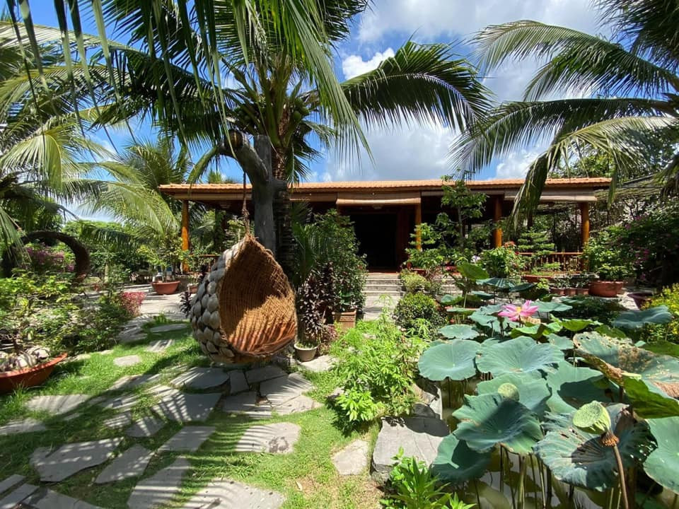 Trước hiên nhà, chủ nhân chọn bốn gốc dừa lão to nhất, đẹp nhất để tạo hình bốn bức tượng Phúc – Lộc – Thọ và Phật Di lặc. Để hoàn thành quần thể nhà dừa, chủ nhà đã đầu tư với tổng kinh phí gần 6 tỉ đồng.