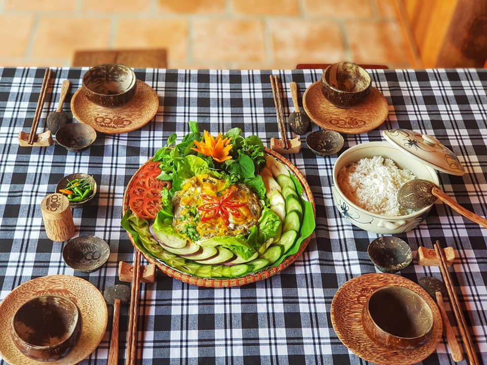 Chén, dĩa ăn cơm từ cây dừa. Ảnh:Cocohome