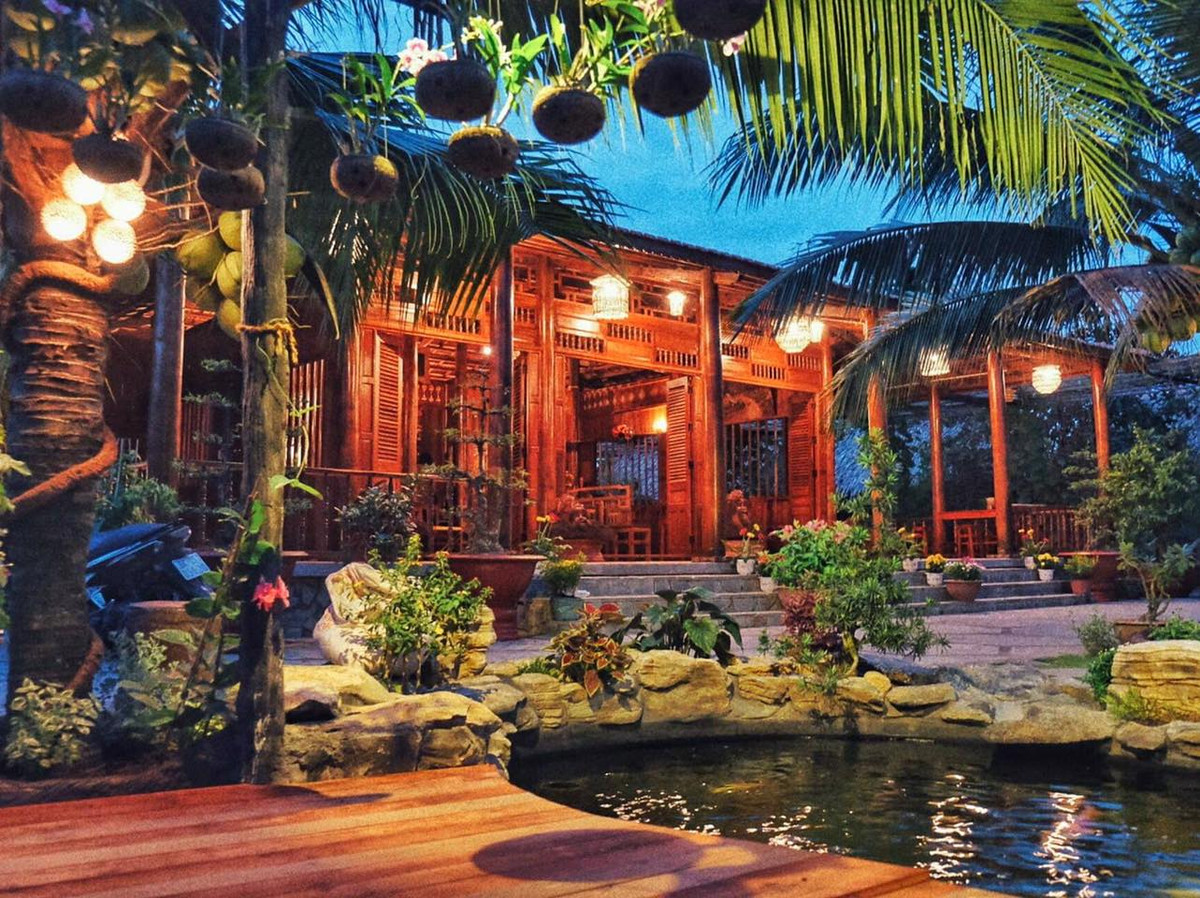 Để thực hiện ngôi nhà, gia đình chị Hiền đã trồng những cây dừa tiểu cảnh từ 6 năm trước khi khởi công xây dựng. Đó cũng là thời gian cả nhà bắt đầu rong ruổi khắp các tỉnh miền Tây để sưu tầm dừa lão, từ 80 – 100 năm tuổi về dựng nhà. Trong 2 năm, từ hơn 4.000 cây dừa được chọn lọc kỹ lưỡng với đội hình 30 thầy, thợ thi công liên tục trong 1,5 năm, Cocohome được hoàn thành.