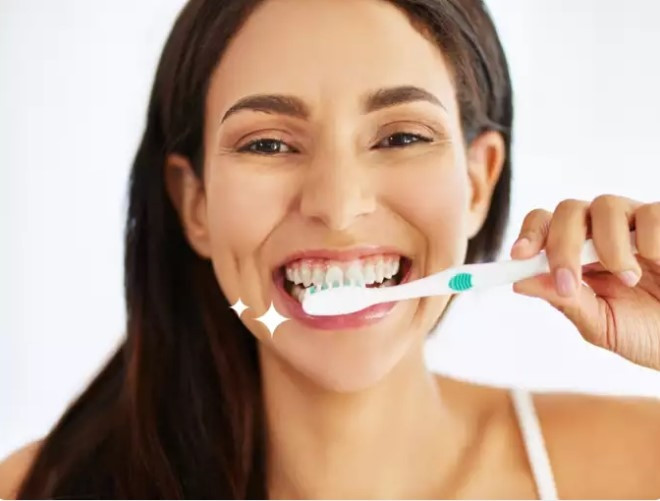 Những kỹ thuật tự nhiên này không có tác dụng khắc phục nhanh chóng như các quy trình làm trắng răng tại phòng khám, nhưng chúng có thể mang đến lợi ích dần dần theo thời gian. Dưới đây là 7 gợi ý làm trắng răng bằng cách sử dụng các nguyên liệu thông thường trong gia đình như dầu mù tạt và vỏ chuối. 