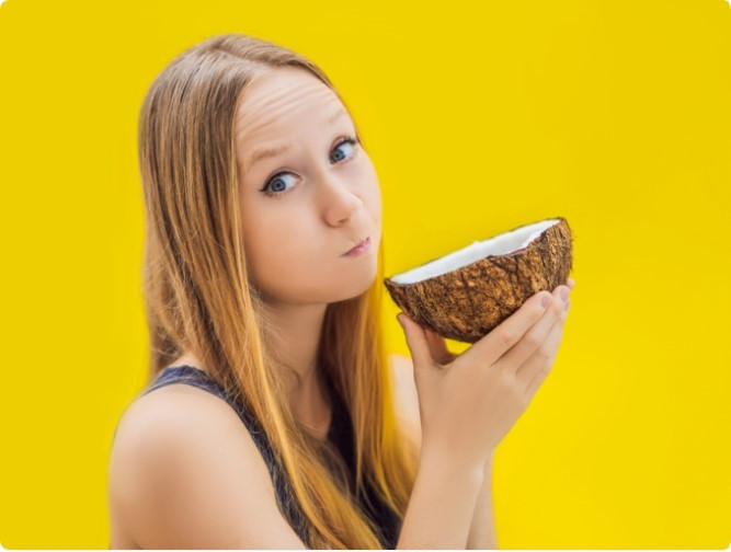 Dầu dừa: Thực phẩm này được cho là có tác dụng loại bỏ mảng bám và giúp làm trắng răng lâu dài. Bạn chỉ cần súc một thìa dầu dừa quanh miệng trong mười lăm đến hai mươi phút. Người ta cho rằng dầu dừa có thể giúp loại bỏ vết bẩn và khuyến khích vệ sinh răng miệng tốt. 