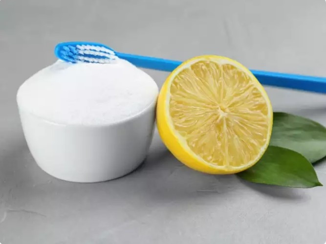 Bột chanh và baking soda: Phương pháp chữa trị lâu đời này là sự lựa chọn hoàn hảo để có được hàm răng trắng sáng nhất. Kết hợp một lượng nhỏ nước cốt chanh với baking soda để tạo thành hỗn hợp sệt. Sau khi bôi hỗn hợp lên răng, hãy đợi khoảng một phút để rửa sạch hoàn toàn. Tính axit vốn có của chanh và tính mài mòn nhẹ của baking soda đều có thể giúp làm trắng răng. 