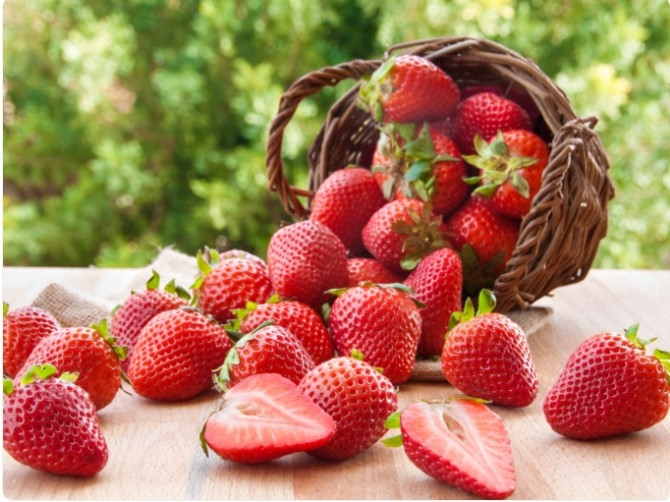 Hỗn hợp dâu tây và baking soda: Dâu tây không chỉ ngon mà còn có thể làm nụ cười của bạn rạng rỡ hơn. Nghiền một quả dâu tây chín và trộn với một chút baking soda để tạo thành hỗn hợp sệt. Thoa hỗn hợp này lên răng, để yên trong vài phút rồi súc miệng. Dâu tây có chứa axit malic, có thể giúp làm trắng răng. 