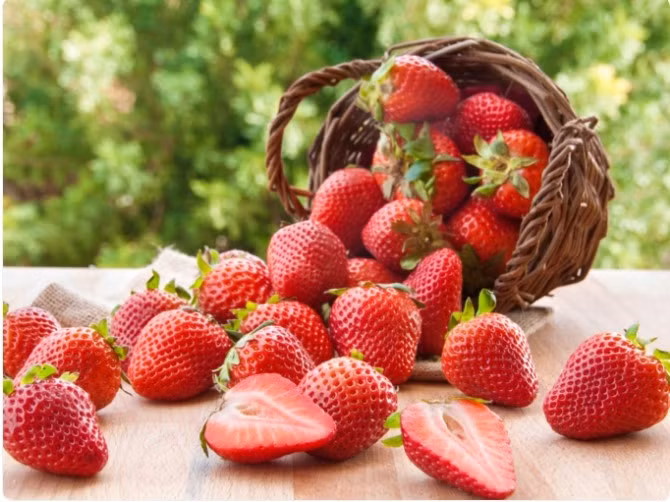 Hỗn hợp dâu tây và baking soda: Dâu tây không chỉ ngon mà còn có thể làm nụ cười của bạn rạng rỡ hơn. Nghiền một quả dâu tây chín và trộn với một chút baking soda để tạo thành hỗn hợp sệt. Thoa hỗn hợp này lên răng, để yên trong vài phút rồi súc miệng. Dâu tây có chứa axit malic, có thể giúp làm trắng răng. 