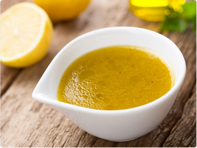 Xát muối với dầu mù tạt: Muối và dầu mù tạt đã được chứng minh là có thể khắc phục mọi vấn đề về răng miệng từ rất lâu đời. Để làm hỗn hợp làm trắng răng này, hãy kết hợp một lượng nhỏ dầu mù tạt với một thìa cà phê muối nhỏ. Thoa hỗn hợp này lên răng một cách nhẹ nhàng và để yên trong vài phút. Rửa sạch bằng nước nhẹ. Muối có tác dụng mài mòn nhẹ và dầu mù tạt có đặc tính kháng khuẩn. 