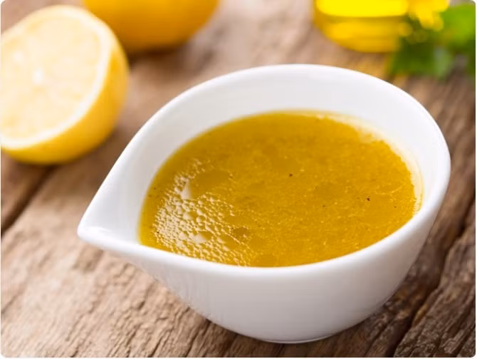 Xát muối với dầu mù tạt: Muối và dầu mù tạt đã được chứng minh là có thể khắc phục mọi vấn đề về răng miệng từ rất lâu đời. Để làm hỗn hợp làm trắng răng này, hãy kết hợp một lượng nhỏ dầu mù tạt với một thìa cà phê muối nhỏ. Thoa hỗn hợp này lên răng một cách nhẹ nhàng và để yên trong vài phút. Rửa sạch bằng nước nhẹ. Muối có tác dụng mài mòn nhẹ và dầu mù tạt có đặc tính kháng khuẩn. 