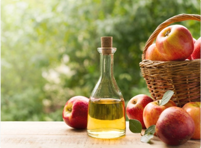 Rửa sạch bằng giấm táo: Giấm táo không chỉ là một phương thuốc giảm cân mà còn là một giải pháp thay thế lành mạnh cho việc làm trắng răng. Sử dụng nước súc miệng được làm bằng cách pha loãng giấm táo với nước và súc miệng trong khoảng thời gian từ 30 đến 60 giây. Chuyên gia khuyên bạn hãy thận trọng khi sử dụng quy trình này vì giấm táo sẽ làm mòn men răng, do đó chỉ nên sử dụng một cách tiết kiệm. 