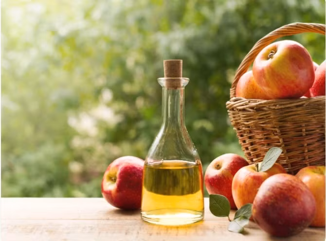 Rửa sạch bằng giấm táo: Giấm táo không chỉ là một phương thuốc giảm cân mà còn là một giải pháp thay thế lành mạnh cho việc làm trắng răng. Sử dụng nước súc miệng được làm bằng cách pha loãng giấm táo với nước và súc miệng trong khoảng thời gian từ 30 đến 60 giây. Chuyên gia khuyên bạn hãy thận trọng khi sử dụng quy trình này vì giấm táo sẽ làm mòn men răng, do đó chỉ nên sử dụng một cách tiết kiệm. 