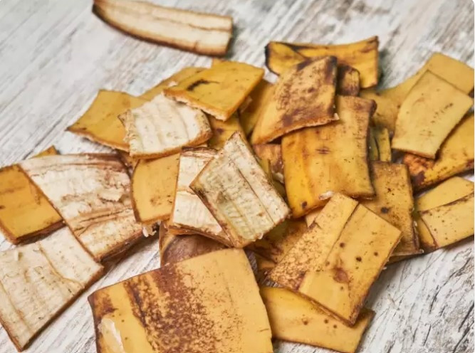 Chà xát vỏ chuối: Hãy suy nghĩ kỹ trước khi vứt những vỏ chuối đó đi vì chúng có thể mang lại cho bạn nụ cười rạng rỡ. Để sử dụng vỏ chuối, hãy chà răng bằng mặt trong của vỏ chuối. Để yên trong 5 phút và súc miệng. Các khoáng chất bao gồm kali, magie và mangan có trong vỏ chuối được cho là có tác dụng làm trắng răng. 