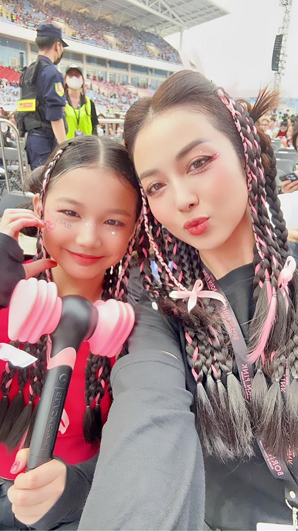 Mỗi lần đi diễn ở trường, bé đều nhờ mẹ trang điểm và chọn trang phục cho phù hợp với phong cách của bài nhảy. Cô bé luôn tự tin và dạn dĩ khi xuất hiện cùng mẹ xinh đẹp.