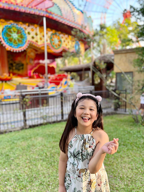 Dù phổng phao và lớn hơn các bạn cùng trang lứa nhưng con gái Jennifer Phạm vẫn giữ được nét ngây thơ đáng yêu gây thiện cảm với khán giả.