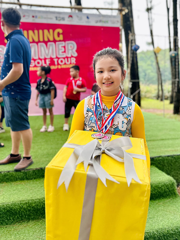 Được bố mẹ tạo cho mọi điều kiện thuận lợi nên cô bé ngày càng tự tin khoe những điểm mạnh của bản thân.