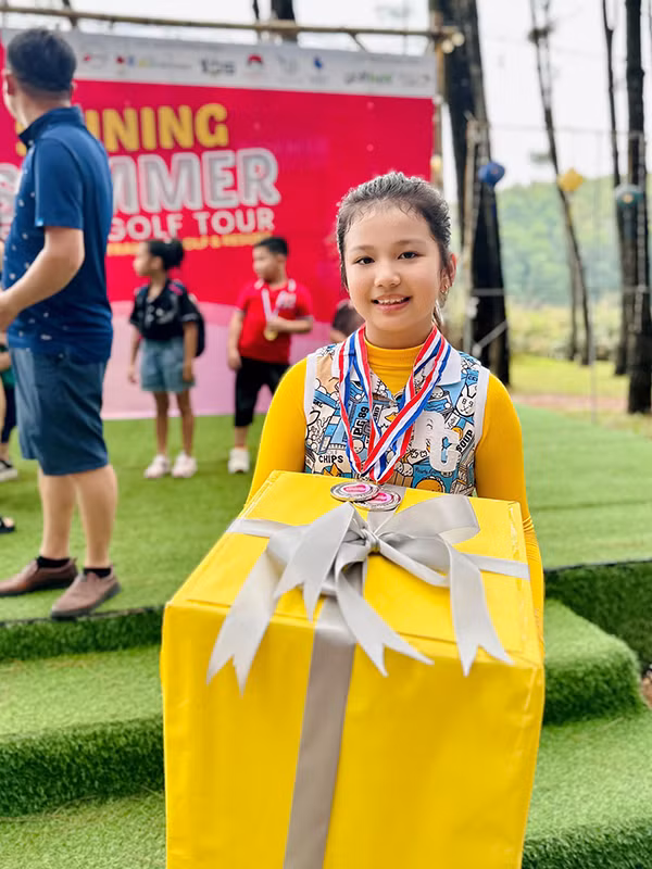 Được bố mẹ tạo cho mọi điều kiện thuận lợi nên cô bé ngày càng tự tin khoe những điểm mạnh của bản thân.