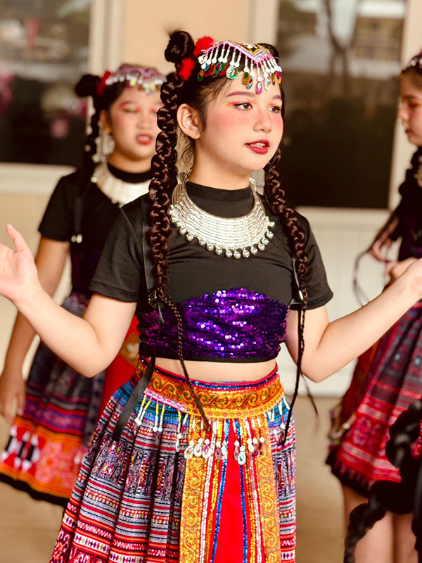 Bước vào tuổi thiếu nữ, con gái Jennifer Phạm đã biết làm điệu và không tồ tệch như trước.