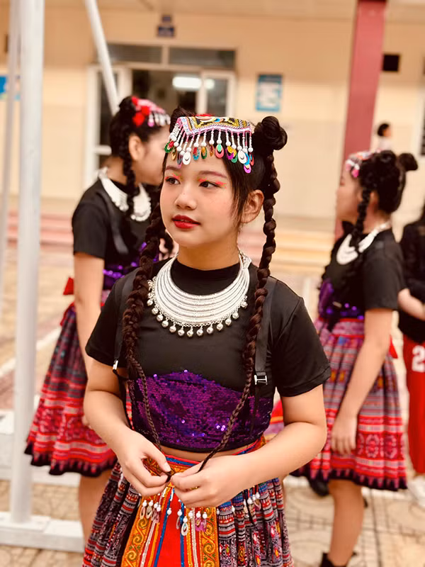 Con gái Jennifer Phạm ở tuổi 11 đã lộ ra nhan sắc được thừa hưởng từ mẹ. Cô bé có chiều cao vượt trội so với bạn bè.