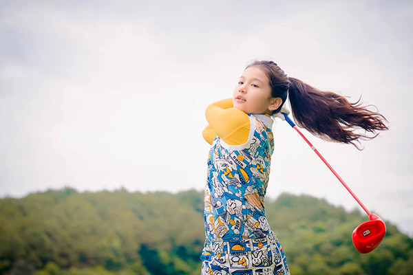 Sinh ra đã "ngậm thìa vàng" nên con gái Jennifer Phạm được cha mẹ đầu tư cho học ở môi trường quốc tế và được làm quen những bộ môn thể thao thượng lưu từ sớm.