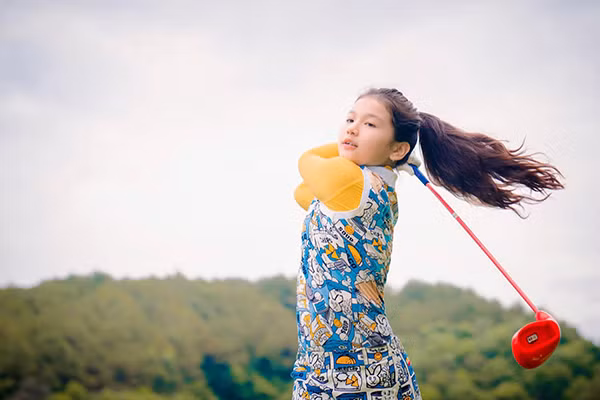 Sinh ra đã "ngậm thìa vàng" nên con gái Jennifer Phạm được cha mẹ đầu tư cho học ở môi trường quốc tế và được làm quen những bộ môn thể thao thượng lưu từ sớm.