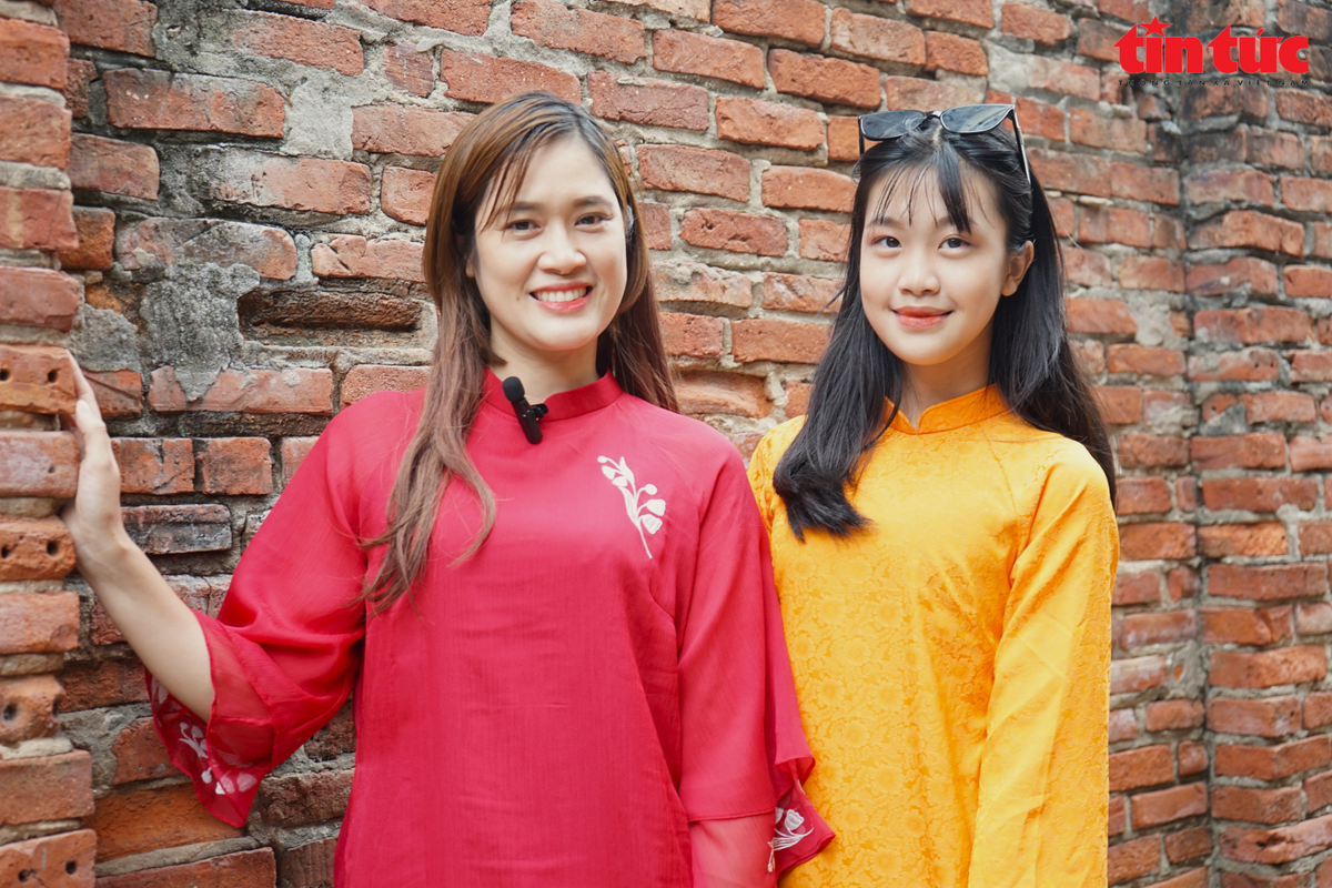 Chị Thanh Thủy cùng cô con gái rạng rỡ trong tà áo dài truyền thống. Chị Thanh Thuỷ chia sẻ: "Chỉ mấy tháng không ghé thăm, làng cổ Đường Lâm hiện tại có nhiều sự thay đổi, nhiều khu sáng tạo được mở thêm, bên cạnh nét cổ kính, xưa cũ vẫn vẹn nguyên".