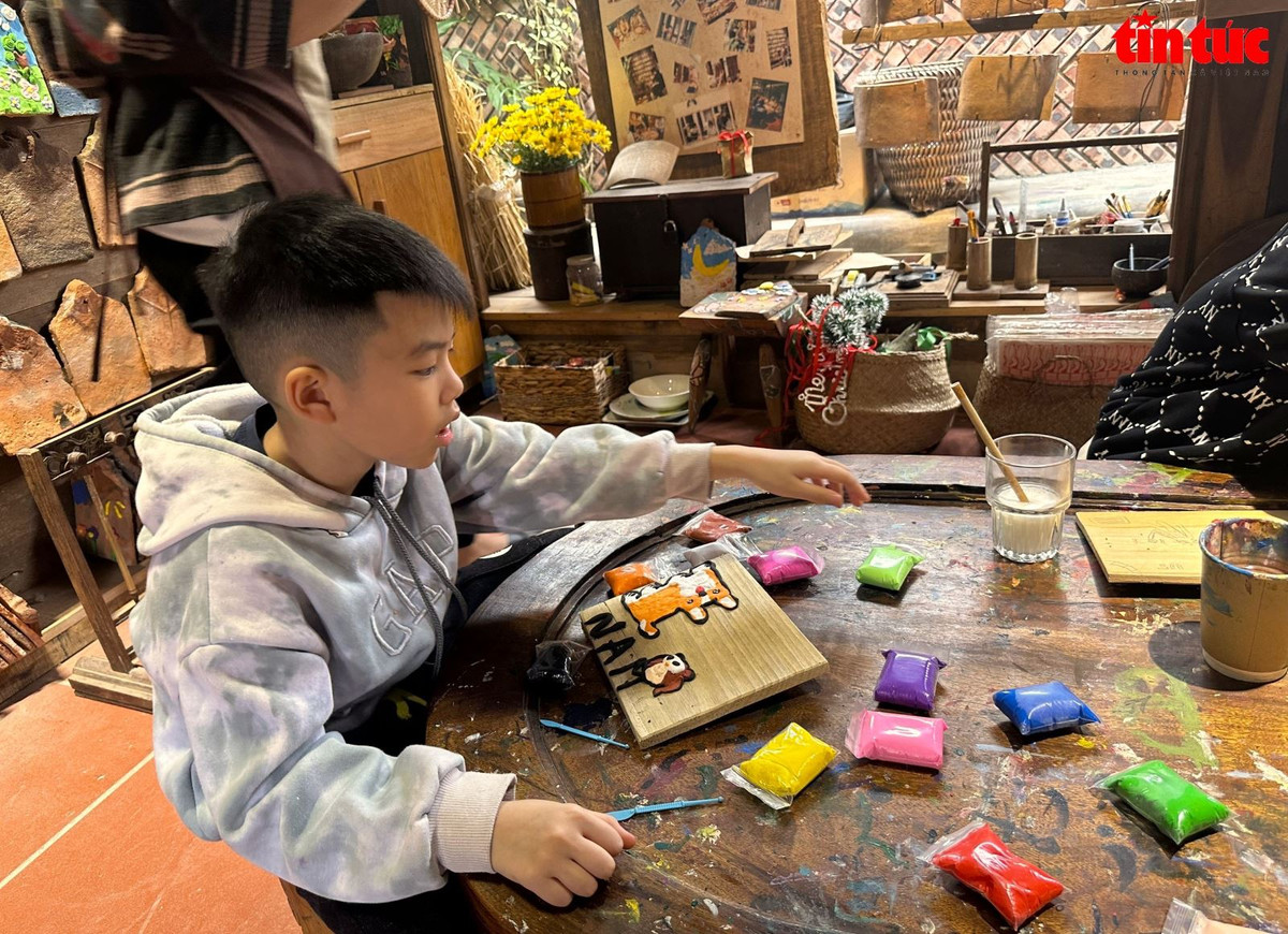 Các bạn nhỏ thỏa sức sáng tạo những bức tranh trên gỗ "độc nhất vô nhị". Du khách ghé thăm làng cổ, có người thích thú với những bức vẽ ngây ngô của những bạn nhỏ trên những viên ngói cổ; có người mê mải hòa mình vào không gian yên bình, gần gũi với thiên nhiên. Bên cạnh đó cũng có người hào hứng những góc check in mang dấu ấn thời gian.