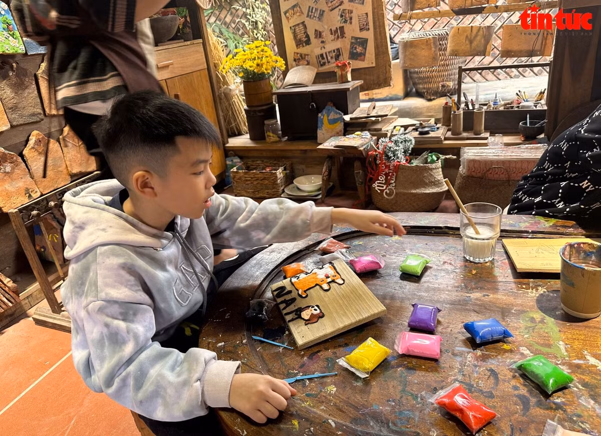 Các bạn nhỏ thỏa sức sáng tạo những bức tranh trên gỗ "độc nhất vô nhị". Du khách ghé thăm làng cổ, có người thích thú với những bức vẽ ngây ngô của những bạn nhỏ trên những viên ngói cổ; có người mê mải hòa mình vào không gian yên bình, gần gũi với thiên nhiên. Bên cạnh đó cũng có người hào hứng những góc check in mang dấu ấn thời gian.