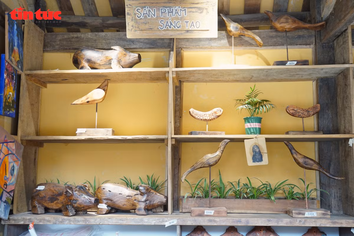 Chất liệu gỗ, gốm... rất thân thuộc với mỗi người dân Việt Nam. Hình vẽ trên các viên ngói mô phỏng ngói đỏ từ nhà cổ Đường Lâm. Những đồ vật đơn sơ, mộc mạc trở thành những sản phẩm thú vị.