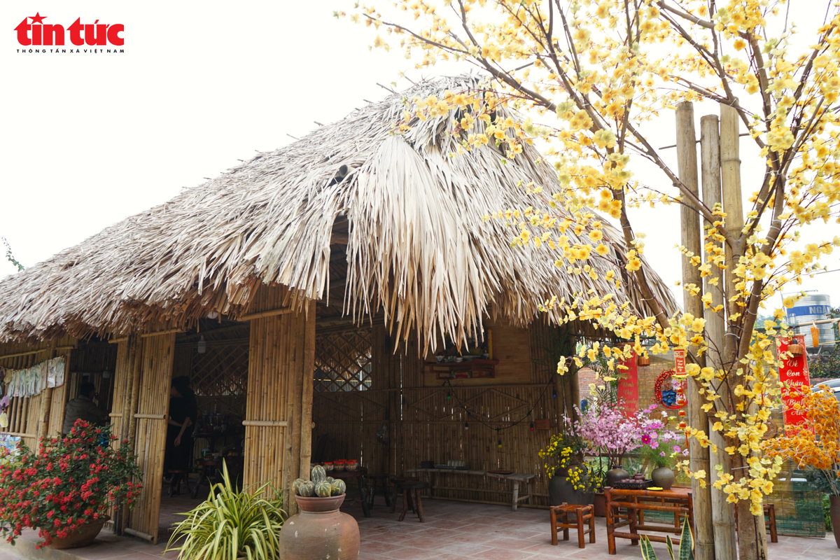 Ở vùng đất xứ Đoài, làng cổ Đường Lâm nổi tiếng là nơi bởi lưu giữ không gian làng xã Bắc bộ với những nét kiến trúc, những cổ vật hàng trăm năm tuổi. 