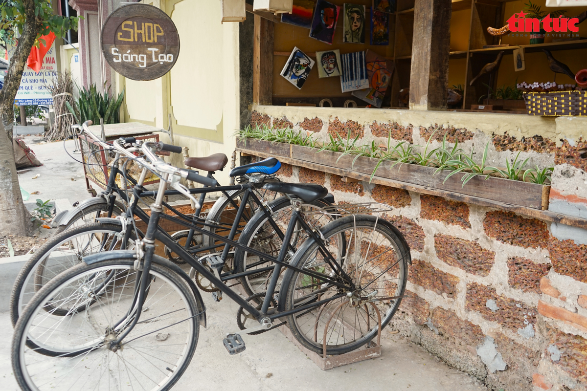 Từ dãy kiốt lợp ngói, hàng quán và những ngôi nhà trống, dưới sự chung tay của người dân sở tại và sự hỗ trợ của Ban quản lý Di tích làng cổ Đường Lâm, các không gian sáng tạo đã ra đời, “khoác” lên mình tấm áo mang đậm nét văn hóa truyền thống xứ Đoài. Những chiếc xe đạp hoài niệm về một thời bao cấp đã qua.