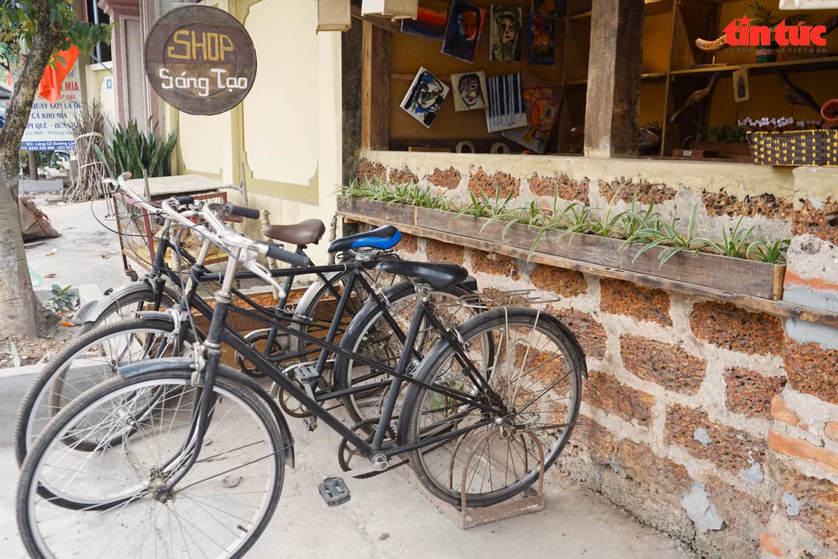 Từ dãy kiốt lợp ngói, hàng quán và những ngôi nhà trống, dưới sự chung tay của người dân sở tại và sự hỗ trợ của Ban quản lý Di tích làng cổ Đường Lâm, các không gian sáng tạo đã ra đời, “khoác” lên mình tấm áo mang đậm nét văn hóa truyền thống xứ Đoài. Những chiếc xe đạp hoài niệm về một thời bao cấp đã qua.