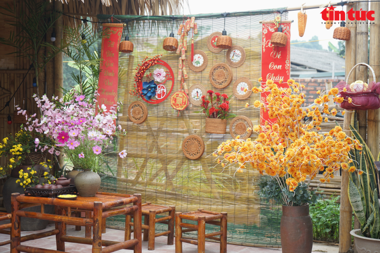 Những ngày Tết Duơng lịch 2024, bên trong những căn nhà cổ mái ngói rêu phong và những mảng tường đá ong, các không gian sáng tạo độc đáo, mới lạ lại được dựng lên, tô điểm cho nhịp sống hiện đại tại làng cổ, thu hút khách du lịch tìm về.