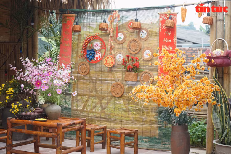 Những ngày Tết Duơng lịch 2024, bên trong những căn nhà cổ mái ngói rêu phong và những mảng tường đá ong, các không gian sáng tạo độc đáo, mới lạ lại được dựng lên, tô điểm cho nhịp sống hiện đại tại làng cổ, thu hút khách du lịch tìm về.