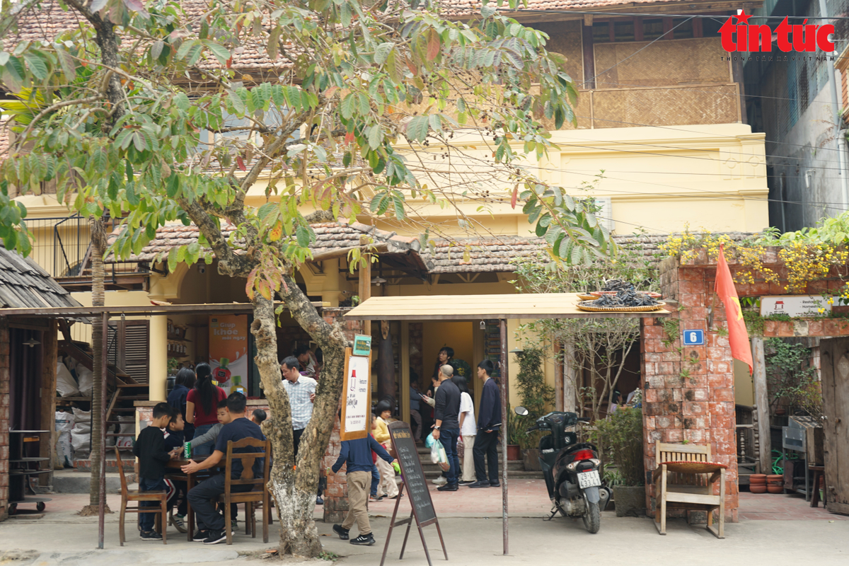 Những không gian đậm sắc xuân được triển khai tại làng cổ, với cách bài trí kết hợp truyền thống và hiện đại.