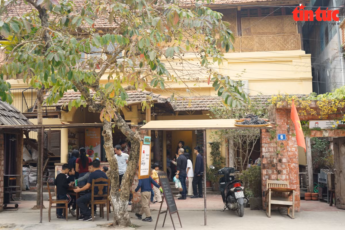 Những không gian đậm sắc xuân được triển khai tại làng cổ, với cách bài trí kết hợp truyền thống và hiện đại.