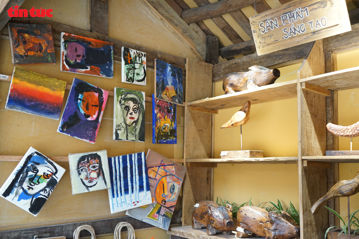 Các sản phẩm mỹ thuật, điêu khắc được thực hiện bởi những người trẻ tuổi yêu nghệ thuật.