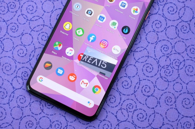 7. Xem video và văn bản cùng một lúc Khi bạn đang sử dụng ứng dụng Google Map mà lại thoát ra để trả lời tin nhắn, bạn sẽ thấy một cửa sổ thu nhỏ của Google Map ở góc màn hình. Một số ứng dụng phổ thông như YouTube cũng cho phép bạn có một cửa sổ phát phim thu nhỏ và cho phép người dùng tận dụng phần màn hình còn lại để làm việc khác. Hiện tại, iOS vẫn chưa có tính năng này, trong khi đối thủ Android đã áp dụng từ 2017. Ảnh: Cnet.