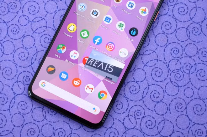 7. Xem video và văn bản cùng một lúc Khi bạn đang sử dụng ứng dụng Google Map mà lại thoát ra để trả lời tin nhắn, bạn sẽ thấy một cửa sổ thu nhỏ của Google Map ở góc màn hình. Một số ứng dụng phổ thông như YouTube cũng cho phép bạn có một cửa sổ phát phim thu nhỏ và cho phép người dùng tận dụng phần màn hình còn lại để làm việc khác. Hiện tại, iOS vẫn chưa có tính năng này, trong khi đối thủ Android đã áp dụng từ 2017. Ảnh: Cnet.