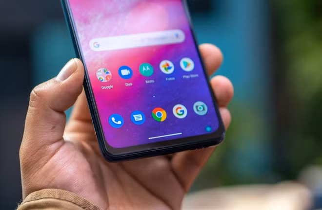 5. Sử dụng các giao diện riêng Điều khiến Android trở thành hệ điều hành nổi bật trong số những hệ điều hành di động khác là khả năng tùy chỉnh vô hạn mà nó mang đến cho người dùng. Chỉ bằng một ứng dụng Launcher, người dùng có thể thay đổi giao diện mặc định trên điện thoại của mình. Những Launcher nổi tiếng như Nova, Apex, ADW, Evie... ngoài việc có hình ảnh bắt mắt, chúng còn tối ưu hóa hiệu năng sử dụng cho người dùng. Ảnh: Cnet.