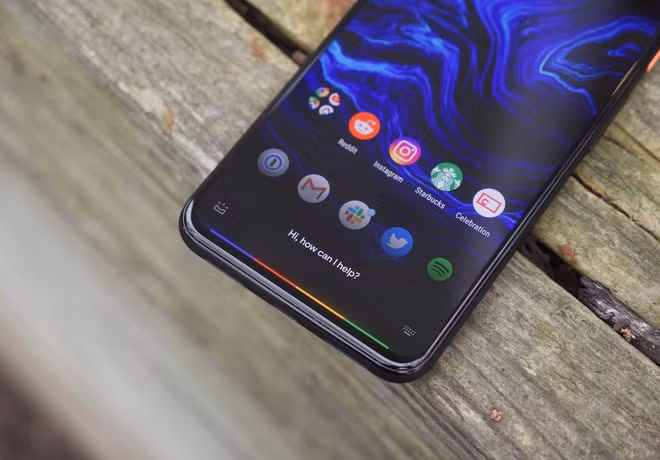 2. Google Assistant mạnh mẽ Google Assistant mạnh mẽ hơn trợ lý ảo Siri của Apple. Trợ lý ảo của hệ điều hành Android thực hiện lệnh chính xác hơn bên "Táo khuyết", cũng như đưa ra các kết quả tìm kiếm đa dạng hơn do tận dụng được kho dữ liệu của Google.Bên cạnh đó, Google Assistant tích hợp chặt chẽ với các chức năng khác của điện thoại, từ đó đưa ra những gợi ý phù hợp cho người dùng. Nếu có những sản phẩm như Google Home, Nest Home hay thiết bị phù hợp, bạn có thể sử dụng trợ lý ảo này để điều khiển mọi thứ xung quanh nhà như đèn, ổ cắm, thiết bị điều chỉnh nhiệt độ từ xa. Ngoài ra, câu gọi trợ lý ảo "OK , Google" dễ phát âm hơn "Hey, Siri". Ảnh: Androidcentral.