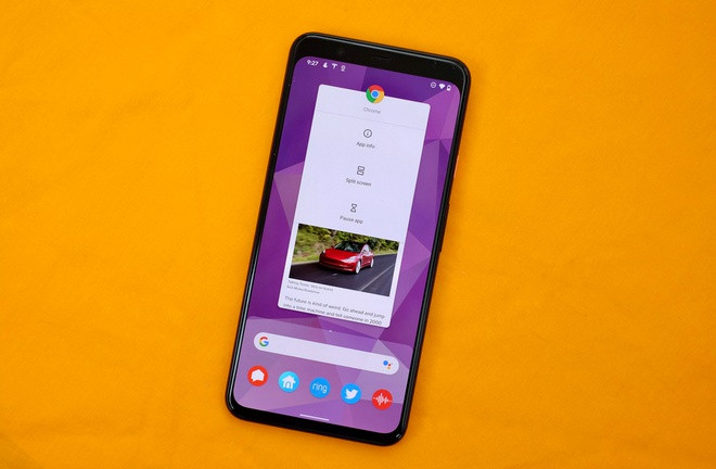 3. Cùng lúc sử dụng hai ứng dụng thông qua chế độ chia đôi màn hình Từ 2016, người dùng Android đã trải nghiệm khả năng chia màn hình này. Hiện tại, iPadOS 13 đã giúp iPad sử dụng nhiều ứng dụng cùng lúc, nhưng iPhone thì chưa. Tính năng này khá hữu ích nếu bạn đang cố tìm kiếm số điện thoại của người liên hệ để gửi cho ai đó trên Facebook Messenger hoặc nếu bạn cần tham khảo thông tin trong tài liệu khi soạn email. Người dùng có thể căn chỉnh kích thước theo nhu cầu của mình. Ảnh: Cnet.
