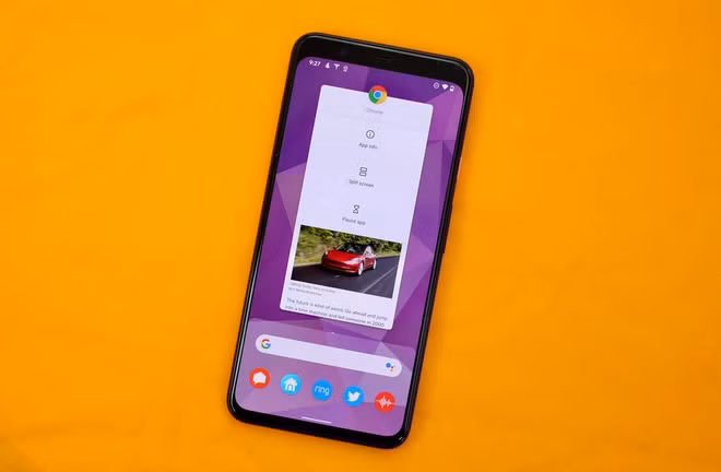 3. Cùng lúc sử dụng hai ứng dụng thông qua chế độ chia đôi màn hình Từ 2016, người dùng Android đã trải nghiệm khả năng chia màn hình này. Hiện tại, iPadOS 13 đã giúp iPad sử dụng nhiều ứng dụng cùng lúc, nhưng iPhone thì chưa. Tính năng này khá hữu ích nếu bạn đang cố tìm kiếm số điện thoại của người liên hệ để gửi cho ai đó trên Facebook Messenger hoặc nếu bạn cần tham khảo thông tin trong tài liệu khi soạn email. Người dùng có thể căn chỉnh kích thước theo nhu cầu của mình. Ảnh: Cnet.