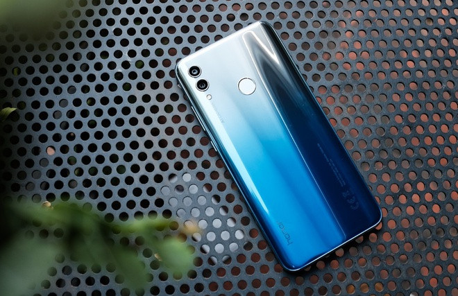 Honor 10 Lite chính hãng phiên bản RAM 3 GB và bộ nhớ 32 GB có giá 3 triệu đồng. Thiết bị có màn hình IPS LCD 6,21 inch Full HD, tỷ lệ 19.5:9. Đây là smartphone đầu tiên của Honor dùng màn hình khuyết đỉnh hình chữ U. Camera selfie của máy có độ phân giải 24 MP, sở hữu nhiều bộ lọc màu độc quyền trong ứng dụng Ulike. Honor 10 Lite được trang bị chip Kirin 710, RAM 3 GB và bộ nhớ trong 64 GB.