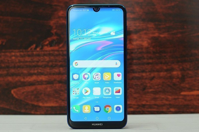 Huawei Y7 Pro 2019 chính hãng được bán với giá 2,7 triệu đồng. Model này có thiết kế màn hình khuyết đỉnh nhỏ gọn, mặt lưng được hoàn thiện từ nhựa giả kính. Máy sở hữu chip Snapdragon 450, RAM 3 GB, bộ nhớ trong 32 GB và pin 4.000 mAh. Thiết bị sẽ phù hợp với người dùng chơi những tựa game nhẹ nhàng. Hạn chế trên mẫu máy này là màn hình chỉ có độ phân giải HD+, màu sắc nhạt. Ảnh: Selular.
