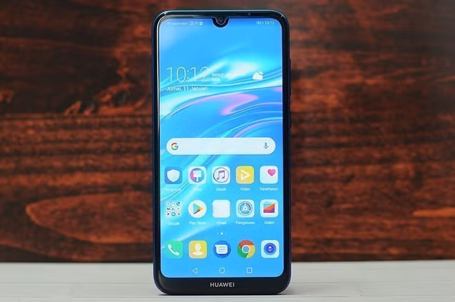 Huawei Y7 Pro 2019 chính hãng được bán với giá 2,7 triệu đồng. Model này có thiết kế màn hình khuyết đỉnh nhỏ gọn, mặt lưng được hoàn thiện từ nhựa giả kính. Máy sở hữu chip Snapdragon 450, RAM 3 GB, bộ nhớ trong 32 GB và pin 4.000 mAh. Thiết bị sẽ phù hợp với người dùng chơi những tựa game nhẹ nhàng. Hạn chế trên mẫu máy này là màn hình chỉ có độ phân giải HD+, màu sắc nhạt. Ảnh: Selular.