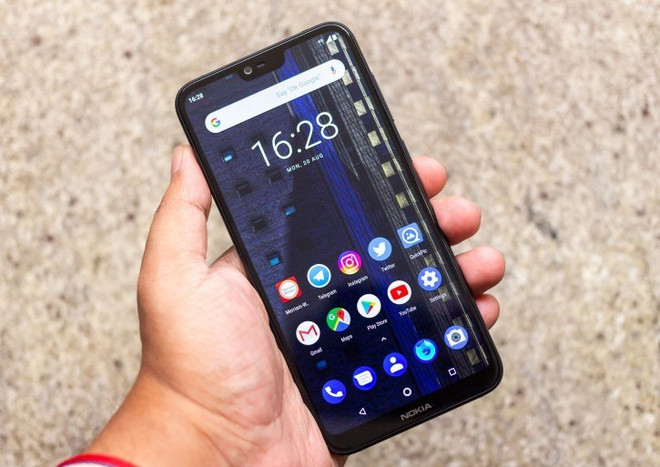 Nokia 6.1 Plus chính hãng giá 3,3 triệu đồng. So với các thiết bị khác trong cùng tầm giá, model này có cấu hình nhỉnh hơn khi sử dụng chip Snapdragon 636, RAM 4 GB, bộ nhớ trong 64 GB. Bên cạnh đó, máy nằm trong dự án Android One, sẽ nhận được hỗ trợ tốt hơn về cập nhật phần mềm, nâng cấp hệ điều hành.