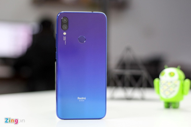 Xiaomi Redmi Note 7 chính hãng giá 3,3 triệu đồng. Đây là smartphone đầu tiên mang thương hiệu Redmi sau khi được tách khỏi Xiaomi. Model này là một trong những smartphone có cấu hình tốt trong phân khúc. Máy dùng chip Snapdragon 660, RAM 4 GB và bộ nhớ 64 GB. Viên pin có dung lượng 4.000 mAh sạc qua cổng USB-C. Camera của máy có độ phân giải 48 MP và 5 MP.