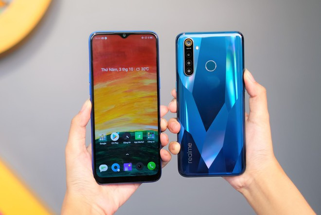 Realme 5 chính hãng đang được chào bán với giá 3,2 triệu đồng cho bản RAM 3 GB và bộ nhớ 64 GB. Thiết bị sở hữu màn hình hình 6,5 inch HD+, phần notch khá nhỏ chứa camera selfie 13 MP. Điểm nổi bật của smartphone giá rẻ này đến từ viên pin có dung lượng 5.000 mAh. Bên cạnh đó, máy được trang bị 4 camera sau bao gồm 12 MP, 8 MP, 2 MP và 2 MP.