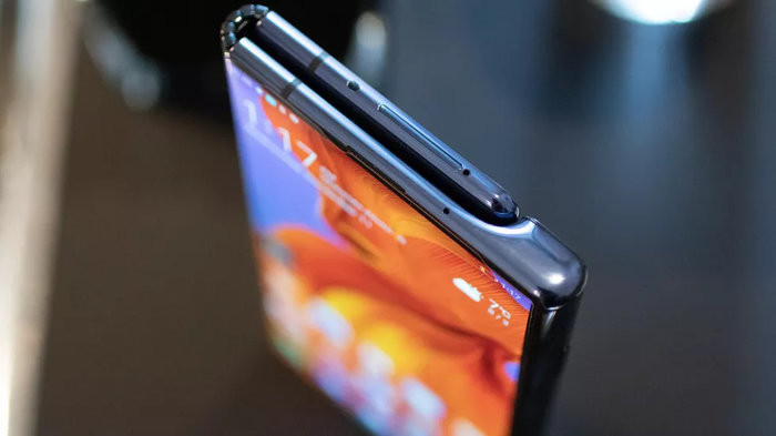 Khi được gập lại, Mate X sẽ có 2 màn hình bao gồm một màn hình 6.6 inch mặt trước và một màn hình còn lại có kích thước 6.38 inch mặt sau. Độ dày của thân máy chỉ 5,4mm. (Ảnh: Cnet)